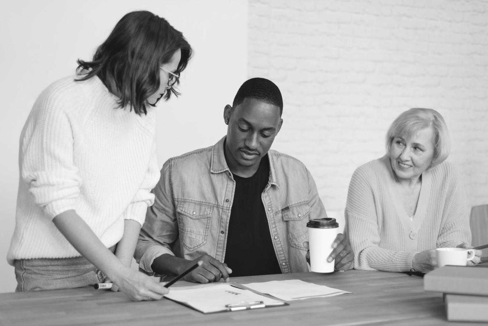 Аналитик за рабочим столом изучает финансовые отчёты компаний