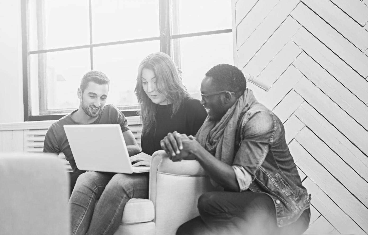 Финансовый аналитик работает с данными и составляет инвестиционные прогнозы