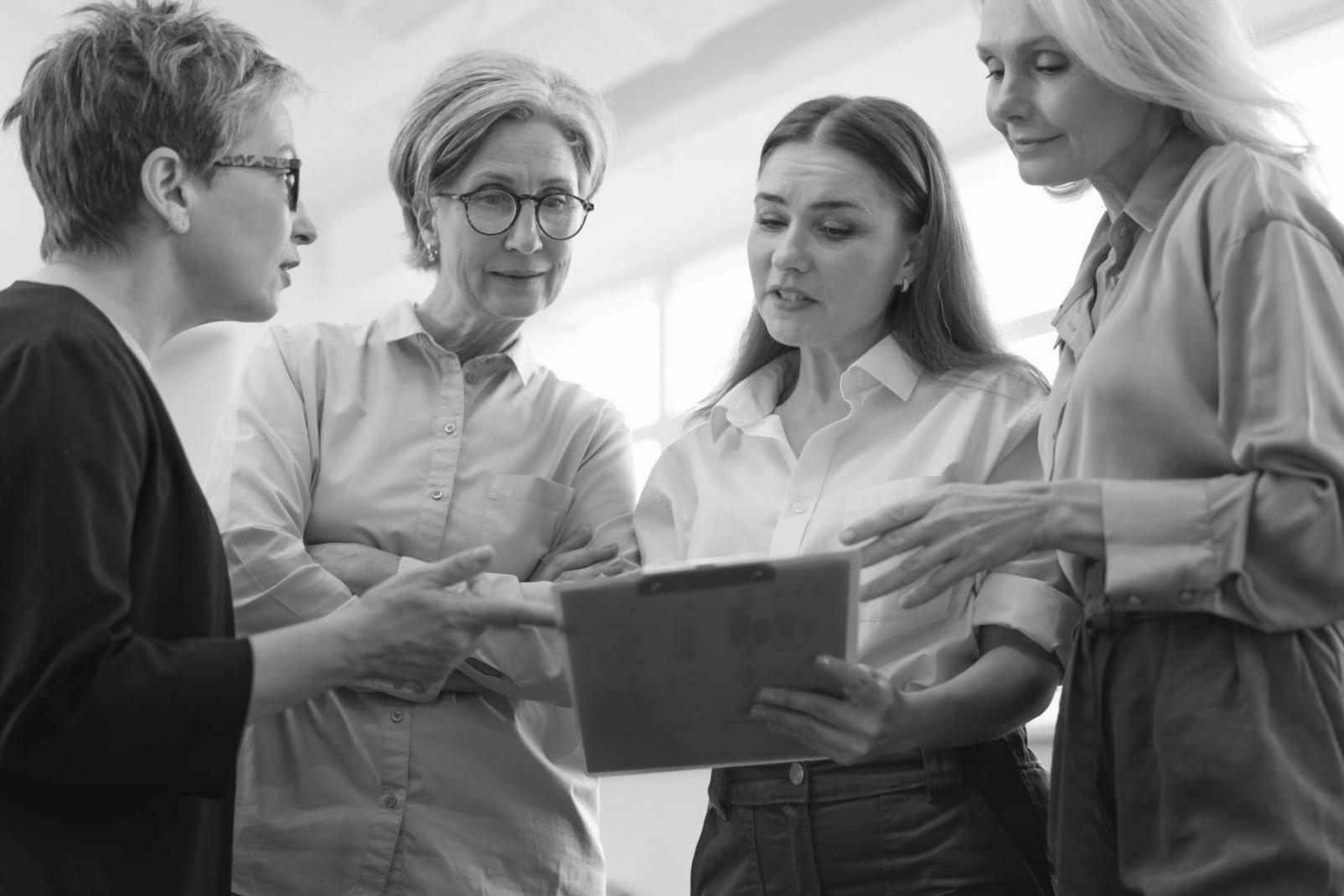 Процесс изучения финансовых графиков